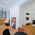 Luxury By Charles Bridge Apartman