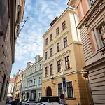 Luxury By Charles Bridge Apartman
